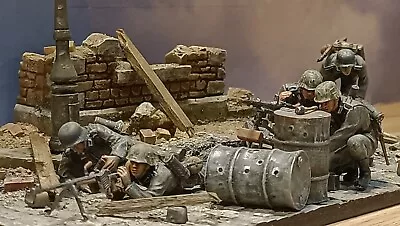 1/35 German Soldier Figures X5 Pro Built And PaintedOn Street Diorama Base • £69.99