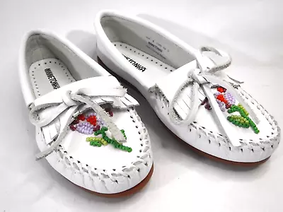 Minnetonka Moccasins White Leather Beaded Floral Moccasins Shoes Women's Size 6 • $49.99