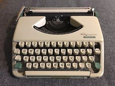 Olympia Splendid 33 Vintage Typewriter • £49.99