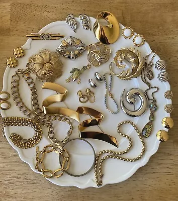 26 Piece Lot Of Signed Vintage Monet Mixed Estate Jewelry. • $29.99