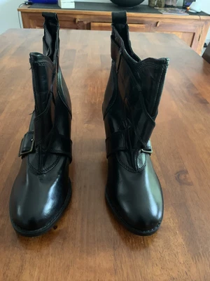 £6 • Buy Ladies Black Leather Boots Size 6