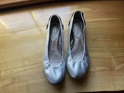 B. Makowsky Women Sz 8.5 Silver Leather Flat • $20
