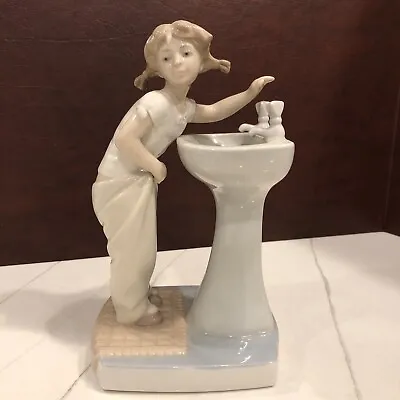 Lladro Little Girl With Pigtails At Sink  Clean Up Time  #4838 7 1/4  • $65