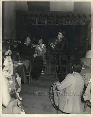 1974 Press Photo Violinist Hrach Yacoubian Plays At Laterna Magika Restaurant • $19.99