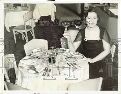 1936 Press Photo Follies Girl Katherine Lambert Dines Alone In A New York Cafe • $19.88