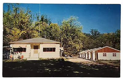 Mankato Minnesota Hillside Motel Retro 60s Motel Scene RPPC Souvenir Postcard • $8.99