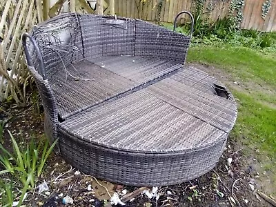 Garden Day Bed Outdoor Furniture Circular Bed • £10