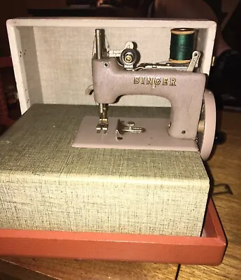 SINGER MINI SEWING MACHINE - HAND CRANK - 1950's - VINTAGE (WITH CASE) • $150