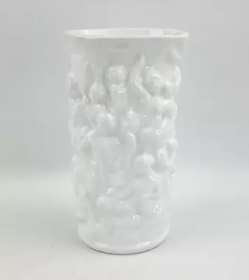 White Ceramic 7 / 17.5cm Majolica Vase With People / Figures Pattern • £10