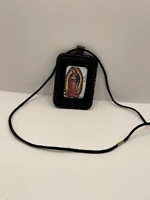 Escapulario   Pitiado De La Virgen De Guadalupe  Color  Negro Rectángulo • $13