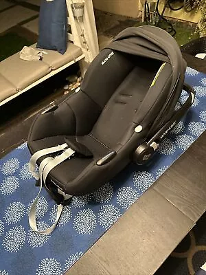 Maxi Cosi Cabriofix Baby Car Seat In  Black With Newborn Insert • £15