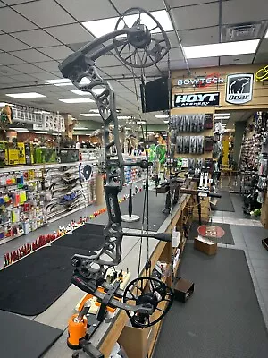 Mathews Triax  70 Lbs  RIGHT HAND WILL SET DRAW LENGTH TO BUYER • $799.95