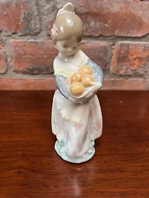 Beautiful Lladro Figurine Valencia Girl With Basket Of Oranges 4841 1996 • £9.99