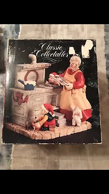 Vintage 1991 Classic Collectibles Mrs Claus Baking Cookies • $24.95