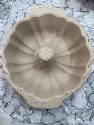 $32 • Buy The Pampered Chef Family Heritage Stoneware 10  Fluted Bundt Pan - Retired