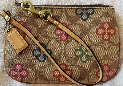 Coach Peyton Clover Signature Wristlet Color Lovely Mother's Day Gift EUC • $32.90