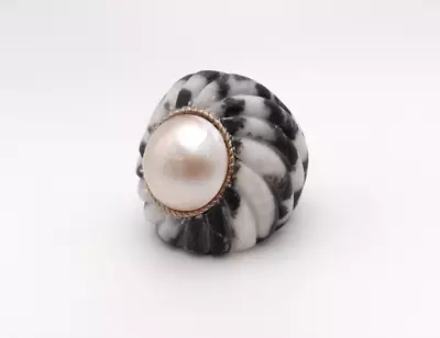 Vintage Black & White Spiral Carved Marble Cultured Pearl Ring Size 7 • $28.49