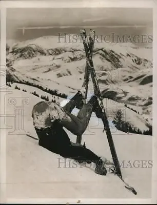 1940 Press Photo Skier Francis Mc Bacon Takes A Tumble On A Slope - Net12102 • $17.99