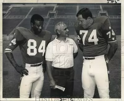 1968 Press Photo Kevin Hardy & Aaron Marsh Of New Orleans Saints Get Pointers • $17.99