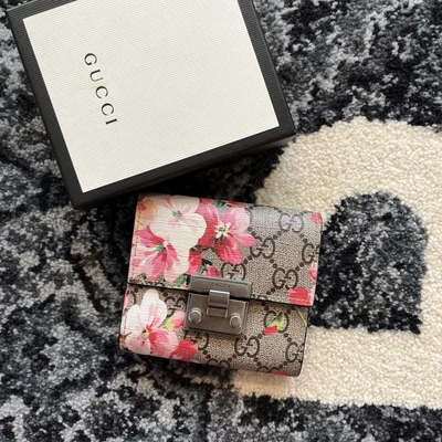 $320 • Buy Gucci Antique Rose GG Canvas Padlock Wallet