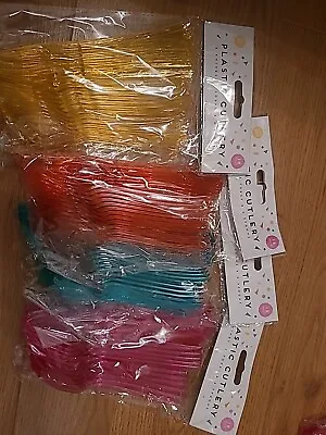 Plastic Cutley Set (18 Piece Per Pack) Choose Colour • £4