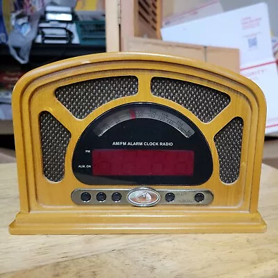 RCA Victory Vintage-looking AM/FM Clock Radio Battery Backup 9” Wide 6” Tall • $29.74