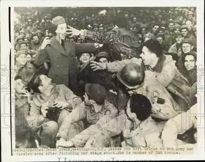 1944 Press Photo Janet Evans Giving Out Soft Drinks To The 5th Army Men Cassino • $19.88