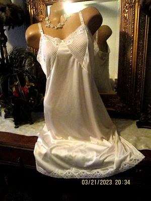 $18 • Buy VINTAGE SILKY White NYLON & LACE LINGERIE FULL SLIP Lingerie 38