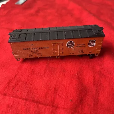 VARNEY PACIFIC FRUIT EXPRESS BOX CAR PFE 26103 - HO Scale - FOR PARTS (1a) • $5