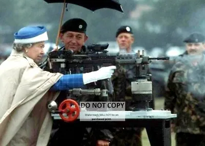 *5x7* Photo - Queen Elizabeth Ii Fires British L85 Battle Rifle In 1993 (aa-981) • $7.98