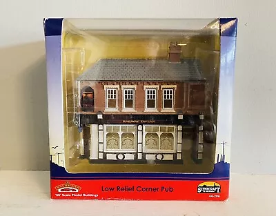 Bachmann 44-206 OO Gauge Scenecraft Low Relief Corner Pub • $67.94