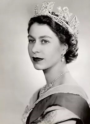 HM QUEEN ELIZABETH II PORTRAIT -  POSTER 1 - Various Sizes Available • £4.49