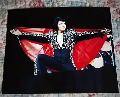 Elvis 8 X 10 Photo Live In Hawaii 11/72 Black Jumpsuit On One Knee W/Red Cape! • $2.99