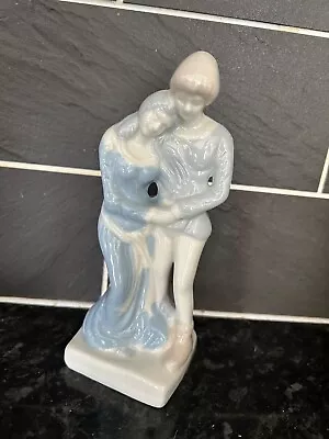 Cuddling Couple Figurine • £5