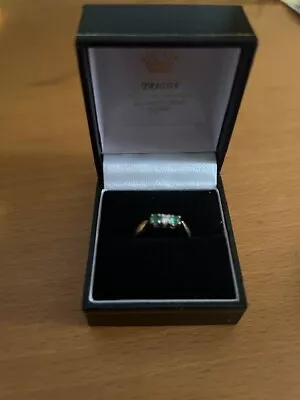 18ct Yellow Gold 1 Diamond And 2 Emerald Ring Pretty Ring  • £230