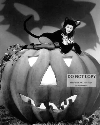 ACTRESS YVONNE De CARLO PIN-UP - 8X10 HALLOWEEN THEMED PUBLICITY PHOTO (ZY-359) • £8.56