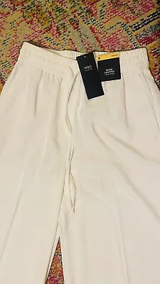 M&S (marks And Spencer) White Cropped High Rise Pants Size 6 Short ￼🤍 • £20.50