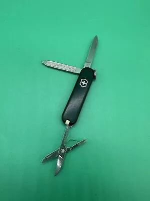 Victorinox Swiss Army 58mm Rostfrei Classic SD Pocket Knife - Green • $18.99