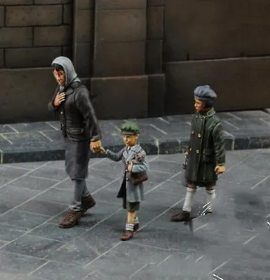 Unpainted 1:35 Resin European Civilians 3 Kit  Scene Kit  3875 • $17.99