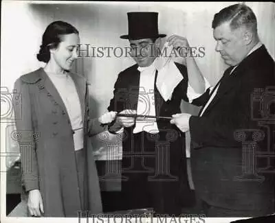 1937 Press Photo Magician And Volunteers During Ring & Stick Trick - Afa64372 • $19.88