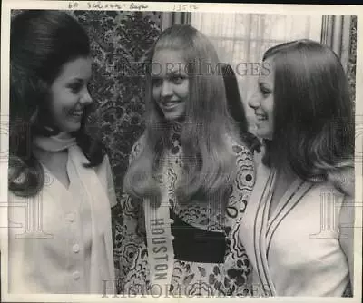 1970 Press Photo Three Miss Texas Universe Contestants Wearing Title Sashes • $19.99