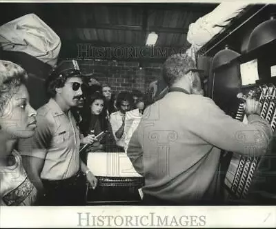 1977 Press Photo Residents Look At The Voting Machine During Mayoralty Election • $19.99