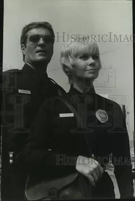 Press Photo Actress Sue Ane Langdon With Co-Star In Scene - Sap18780 • $19.99