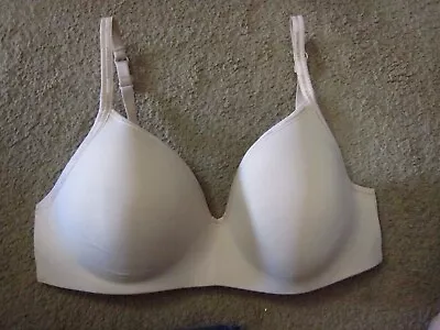 Victoria's Secret Ivory T-Shirt Lightly Lined Wireless Bra Size 38D • $9.99