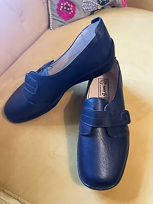 Women’s Easy B Navy Shoes- Size UK 8 • £15