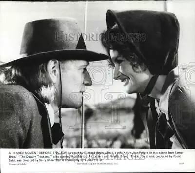 Press Photo Richard Harris & Kelly Jean Peters In  The Deadly Trackers  Movie • $16.99