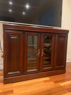£26 • Buy Stylish Mahagony Glass Door TV Cabinet In Great Condition 