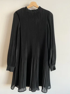 £15 • Buy WAREHOUSE Black Chiffon Micro Pleat Mini Dress (Size 10)