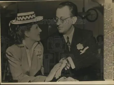 1944 Press Photo Jean Parker And Fiance At Los Angeles Marriage Bureau • $19.99
