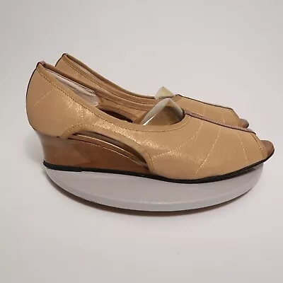 Vaneli Shoes Women's 9.5 Gold Metalic Wedge Peep Toe 1.5 Inch High Sandals • $18.87